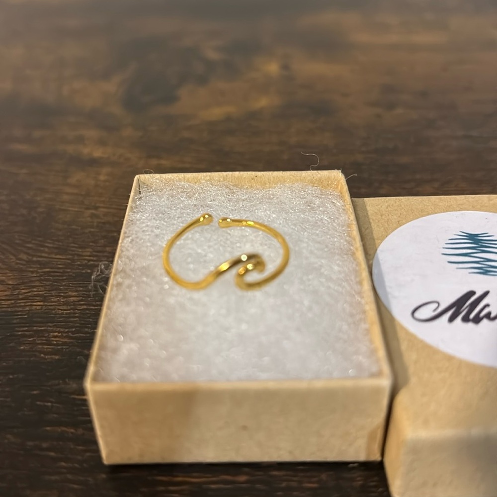 NWT Wave ring from Maui. Adjustable